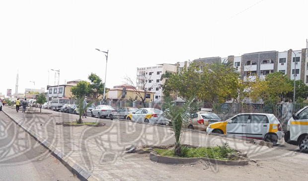 إحدى الطوابير للمركبات عنداحد المحطات إحدى الطوابير للمركبات عنداحد المحطات