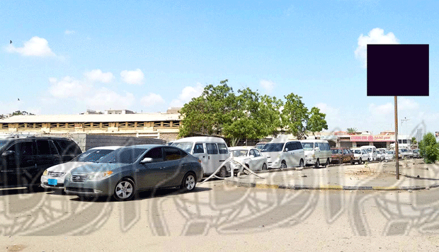 جانب من الطابور الطويل للسيارات جانب من الطابور الطويل للسيارات