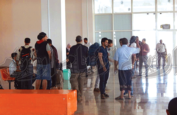 المسافرين في قاعة الإنتظار المسافرين في قاعة الإنتظار