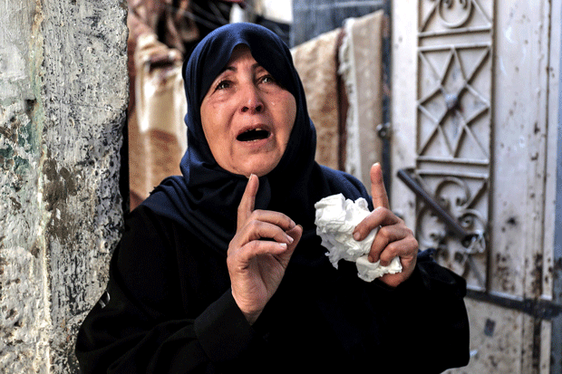 إحدى أقارب القتلى الذين تم تشييعهم أمس