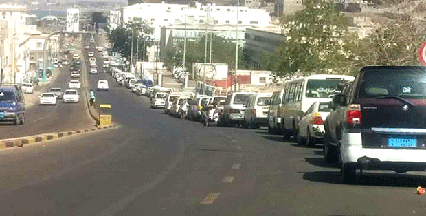 طابور طويل للمركبات طابور طويل للمركبات