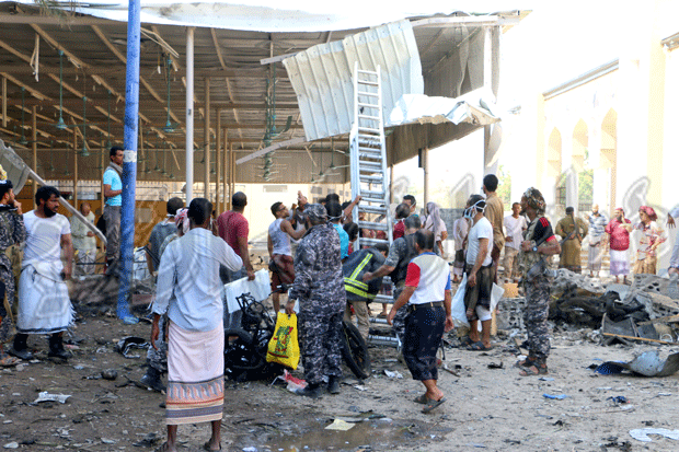 مسعفون أثناء محاولتهم انزال جثة دفعها الانفجار الى سطح سقيفة مسجد زايد مسعفون أثناء محاولتهم انزال جثة دفعها الانفجار الى سطح سقيفة مسجد زايد