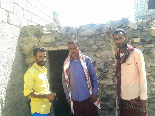 صورة مراسل الأيام وبجانبه مدير المدرسة وأحد المعلمين أمام مكتب الادارة صورة مراسل الأيام وبجانبه مدير المدرسة وأحد المعلمين أمام مكتب الادارة