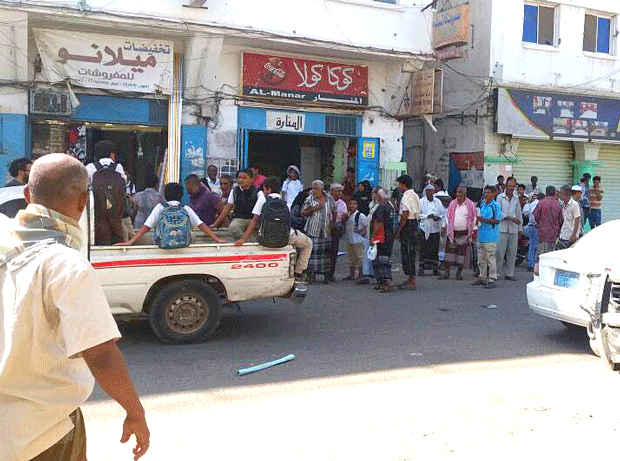 جانب من الوقفة الاحتجاجية للمتقاعدين أمام مكتب البريد جانب من الوقفة الاحتجاجية للمتقاعدين أمام مكتب البريد