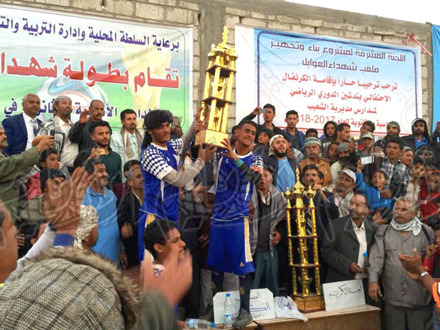 كابتن فريق القهرة وهداف البطولة يرفعان كاس الوصيف كابتن فريق القهرة وهداف البطولة يرفعان كاس الوصيف