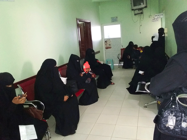 نساء ينتظرن دورهن للمعاينة والفحص بالمركز