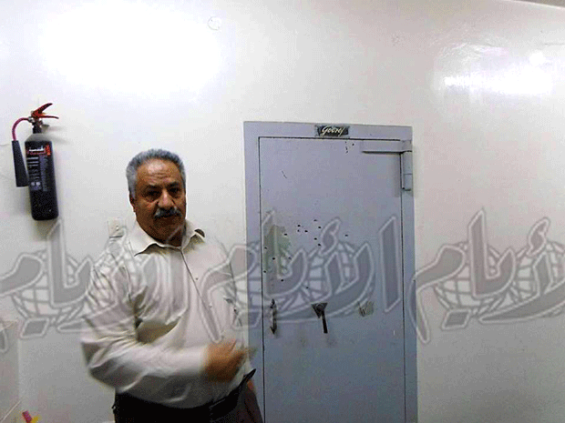 آثار طلقات نارية لمحاولة فتح الخزنة عام 94 آثار طلقات نارية لمحاولة فتح الخزنة عام 94