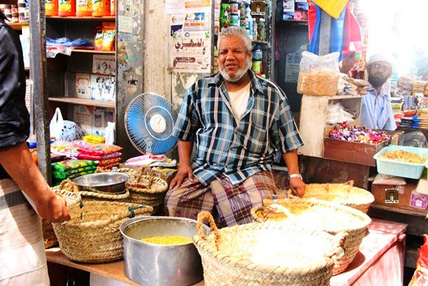 احد الباعة بسوق الحنظل قبل التأهيل