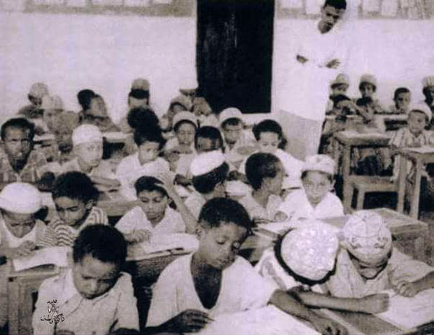 من الصور الجميلة والنادرة احد فصول المدرسة المتوسطة مدينة جعار سنة 1954