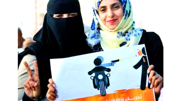 الناشطة ريهام برفقه أحد زميلاتها
