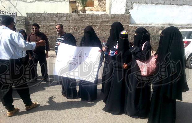 طالبات يشاركون الوقفة طالبات يشاركون الوقفة