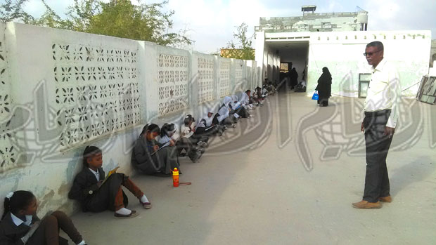 صورة للطالبات بمدرسة خديجة في زنجبار وهن يدرسن على الأرض