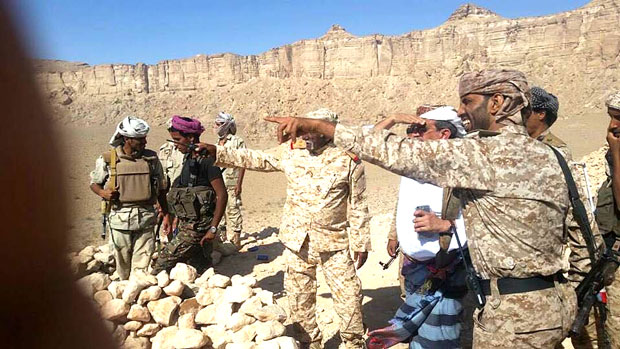 الشيخ بن فريد خلال زيارته لنخبة المرابطة في منطقة الرمضة الشيخ بن فريد خلال زيارته لنخبة المرابطة في منطقة الرمضة