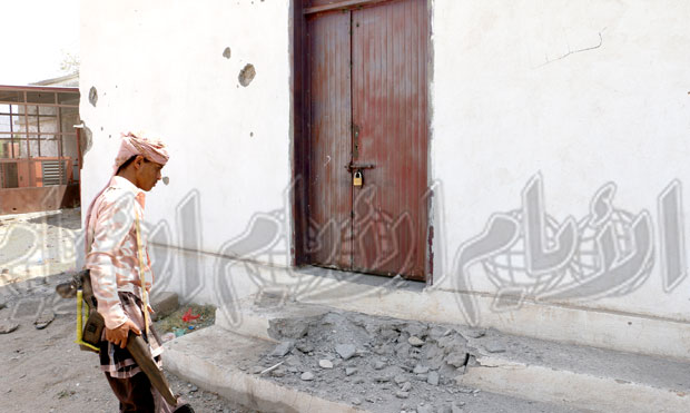 اثار القصف بمستشفى حيس اثار القصف بمستشفى حيس