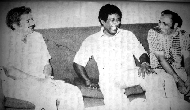 المؤلف ووزير الصحة العامة يوضحان للرئيس سالم ربيع علي الأوضاع الصحية في البلاد مايو 1978