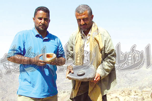 مسحقة قديمة كانت تستخدم لسحق الذهب قبل صهره ووعاء صغير مصنوع من الأحجار كان يستخدم لصهر الفضة انذاك