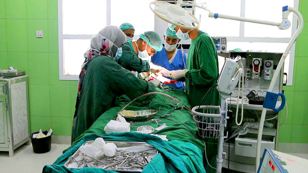 أثناء اجراء عملية لاحد المرضى