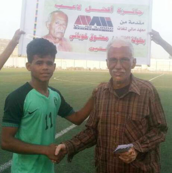 جانب أخر من تكريم أفضل لاعب بالمباراه جانب أخر من تكريم أفضل لاعب بالمباراه