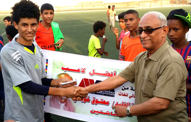 جانب من تكريم أخر لافضل لاعب بالمباراة جانب من تكريم أخر لافضل لاعب بالمباراة