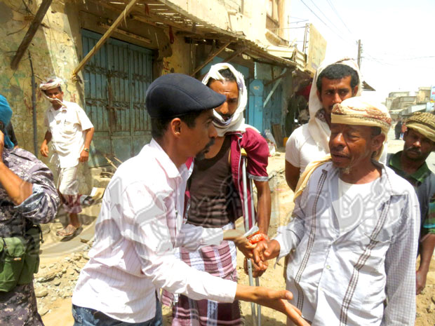 مدير مديرية الحوطة يتحدث للمواطنين خلال الحملة مدير مديرية الحوطة يتحدث للمواطنين خلال الحملة
