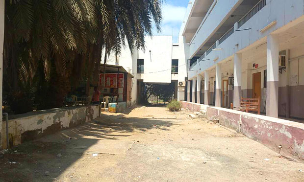 جانب من الساحة الداخلية للكلية وتبدو خالية من الطلاب أمس جانب من الساحة الداخلية للكلية وتبدو خالية من الطلاب أمس