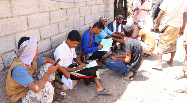 صورة للمواطنين خارج ادارة الاحوال المدنية والسجل المدني بأبين صورة للمواطنين خارج ادارة الاحوال المدنية والسجل المدني بأبين
