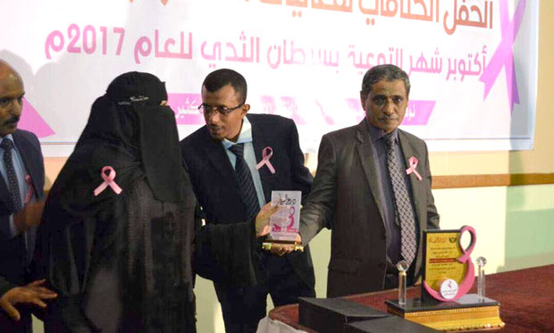 محافظ حضرموت البحسني يكرم هدى لتفوقها محافظ حضرموت البحسني يكرم هدى لتفوقها