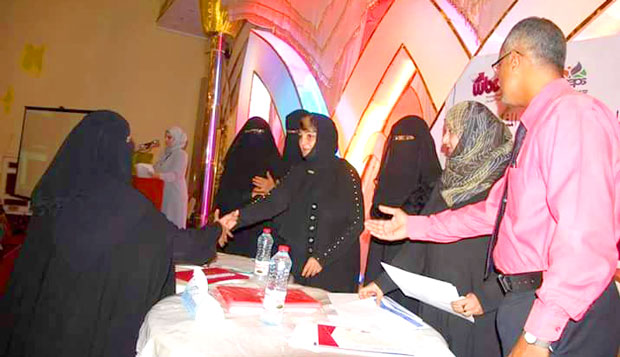 خلال تكريمها من مالكات المشاريع الصغيرة في عدن خلال تكريمها من مالكات المشاريع الصغيرة في عدن