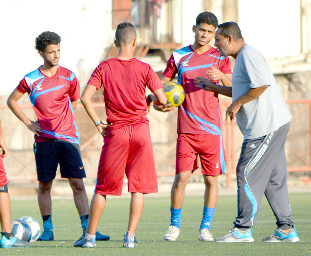 العمدة خلال توجيهاته للاعبين أثناء الحصة التدريبيه العمدة خلال توجيهاته للاعبين أثناء الحصة التدريبيه