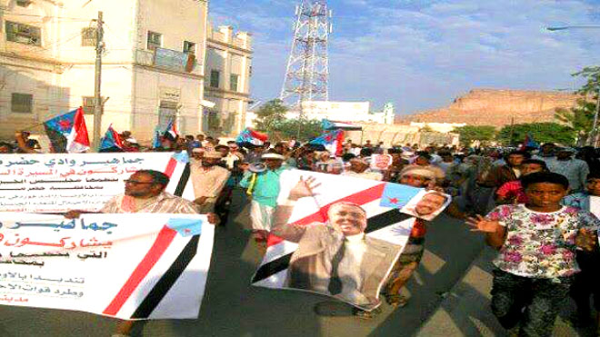 متظاهرين من أنصار فادي باعوم متظاهرين من أنصار فادي باعوم