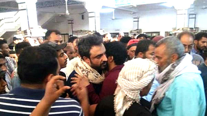 اب الطفل قصي يستقبل العزاء