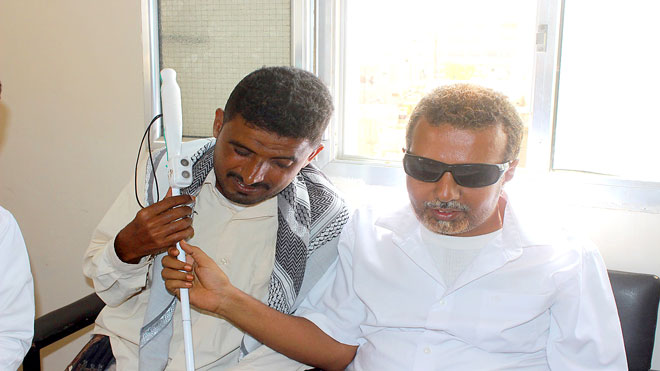 كفيفان يتحسسان العصا كفيفان يتحسسان العصا