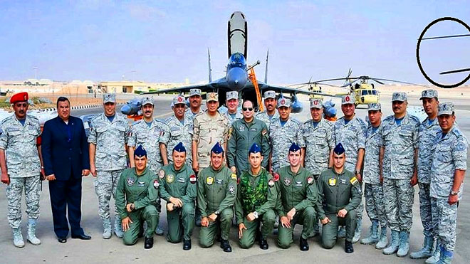 القوات الجوية المصرية وخلفها مروحية كا - 52 القوات الجوية المصرية وخلفها مروحية كا - 52