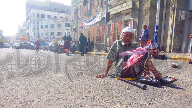 متقاعد جالس وسط الشارع متقاعد جالس وسط الشارع