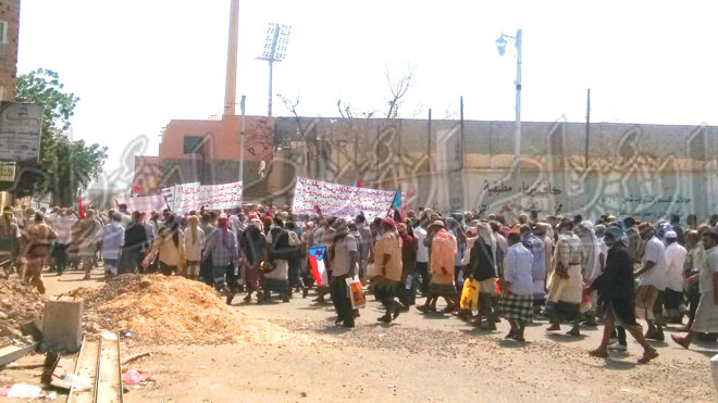 المسرحين والمنقطعين خلال مظاهرتهم الى معاشيق