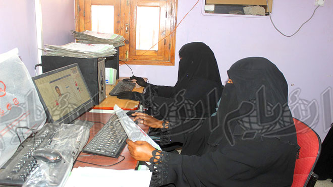 موظفات في المصلحة يقومون بإدخال البيانات موظفات في المصلحة يقومون بإدخال البيانات