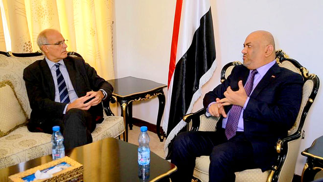 اليماني خلال لقائه سفير المملكة المتحدة لدى اليمن مايكل آرون اليماني خلال لقائه سفير المملكة المتحدة لدى اليمن مايكل آرون