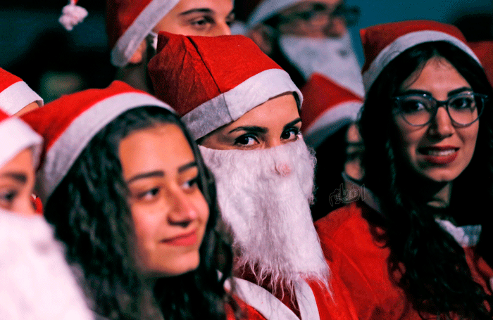 الشعب السوري يرتدي زي بابا نويل يسير في حي القصعة بوسط دمشق للاحتفال بعيد الميلاد في 23 ديسمبر 