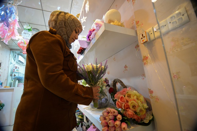 دانيا سالم تعمل في متجر إكسسواراتها الزخرفية في مدينة الموصل دانيا سالم تعمل في متجر إكسسواراتها الزخرفية في مدينة الموصل