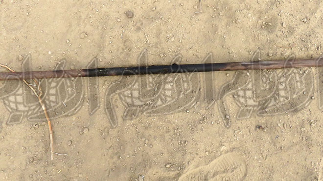 آثار حريق الأسلاك على العصا الحديدية التي كان يحملها الطفل آثار حريق الأسلاك على العصا الحديدية التي كان يحملها الطفل