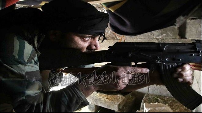 مقاتل سوري مدعوم من تركيا يحتفظ بموقفه بالقرب من بلدة تل هاجر في محافظة حلب الشمالية السورية مقاتل سوري مدعوم من تركيا يحتفظ بموقفه بالقرب من بلدة تل هاجر في محافظة حلب الشمالية السورية
