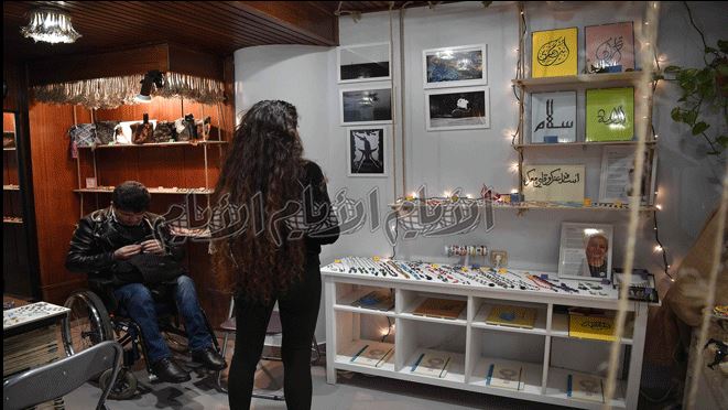 الإيرانية فرهنغ شاغايغ ، وهي مصورة تدرس نفسها بنفسها تنظر إلى صورها وأعمالها الفنية المعروضة في المتجر الإيرانية فرهنغ شاغايغ ، وهي مصورة تدرس نفسها بنفسها تنظر إلى صورها وأعمالها الفنية المعروضة في المتجر