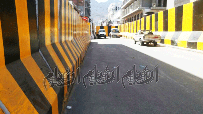 الخرسانات الإسمنتية مقابل بوابة البنك وعلى طول المبنى الخرسانات الإسمنتية مقابل بوابة البنك وعلى طول المبنى