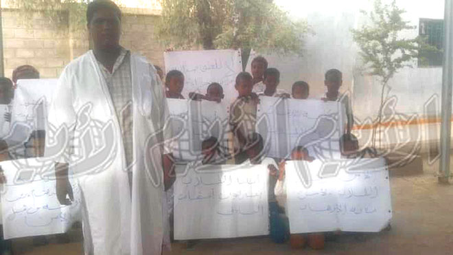 الطالب هشام مارس مع زملائة في المدرسة بوقتهم الاجتجاجية الطالب هشام مارس مع زملائة في المدرسة بوقتهم الاجتجاجية