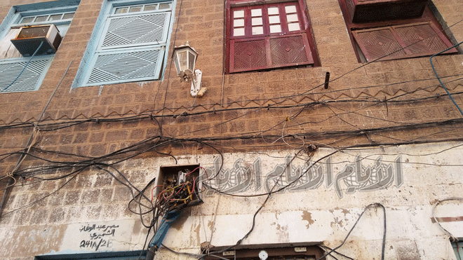 صورة توضح صندوقاً كهربائياً مفتوحاً وتحيطه الكابلات العشوائية صورة توضح صندوقاً كهربائياً مفتوحاً وتحيطه الكابلات العشوائية