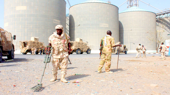 جنود سودانيون يمسحون بحثا عن ألغام داخل صوامع الغلال، أمس جنود سودانيون يمسحون بحثا عن ألغام داخل صوامع الغلال، أمس