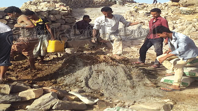 رص الطريق على نفقة الاهالي بسبب غياب الدولة رص الطريق على نفقة الاهالي بسبب غياب الدولة