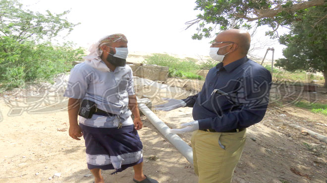 مدير البيئة مع احد المواطنين للتاكد من ابار المياه القريبة من الموقع مدير البيئة مع احد المواطنين للتاكد من ابار المياه القريبة من الموقع