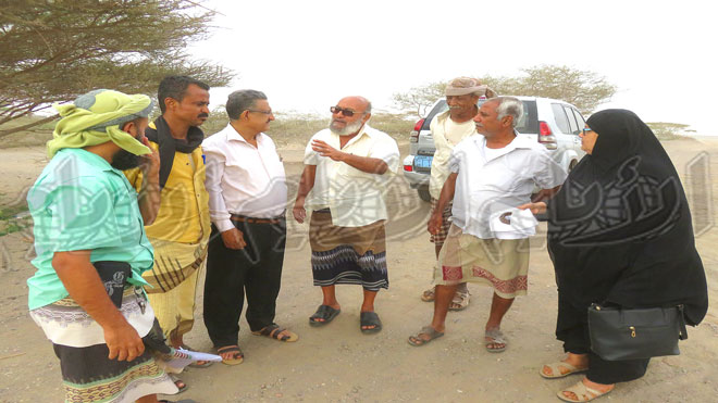 مدير الزراعة مع مسؤلي الوقاية وبعض المواطنين مدير الزراعة مع مسؤلي الوقاية وبعض المواطنين