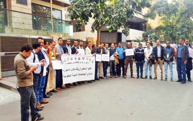وقفة داخل مبنى السفارة اليمنية بالهند وقفة داخل مبنى السفارة اليمنية بالهند